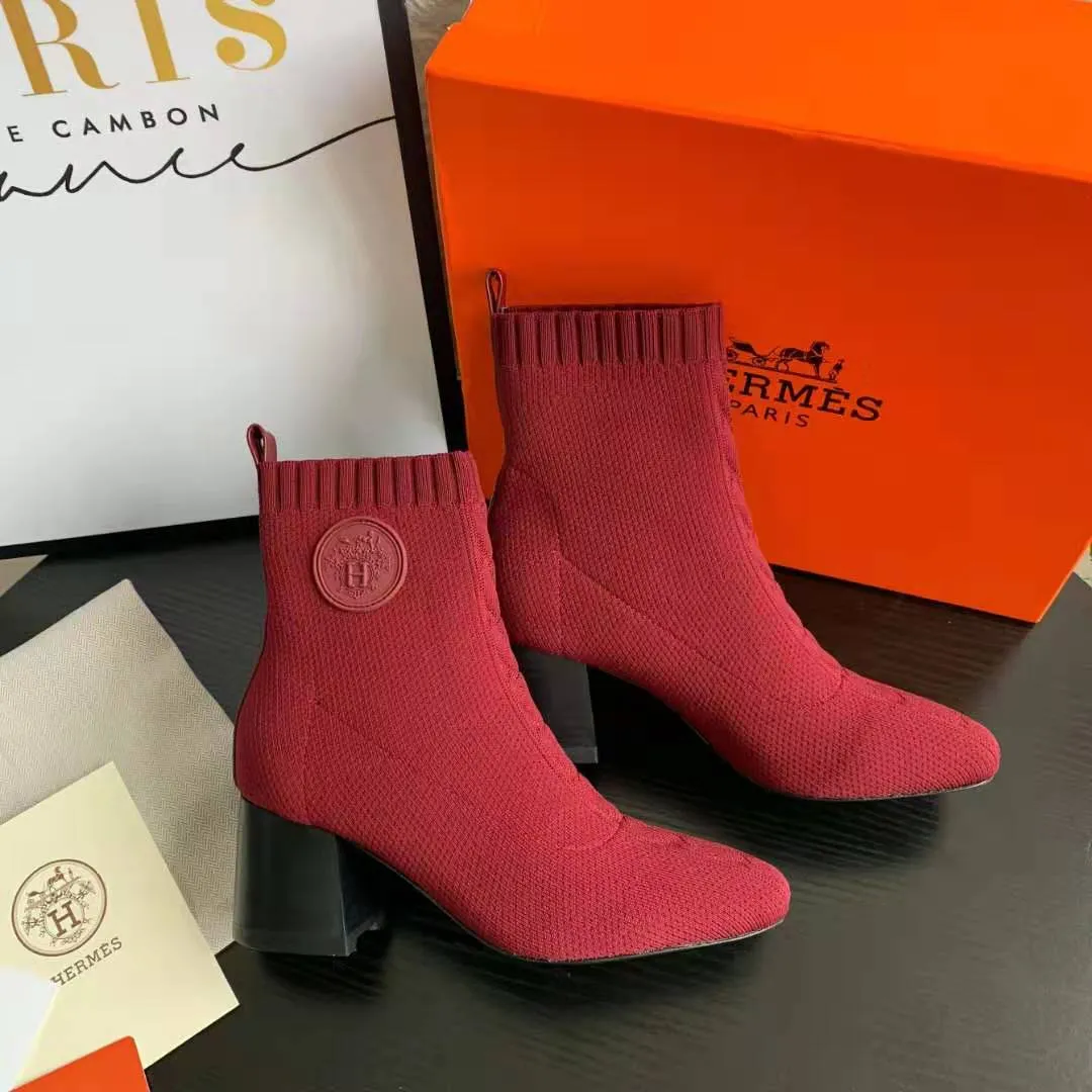 👟👟Ex-factory price 460👟👟 Hermes Hermes early autumn new model, the highest version on the market! Original board 1:1 purchasing level quality.  This is the youngest item from the H family this season! It’s just right to wear this season, it looks great on your feet and looks particularly slender 🌹 Fabric: Original 1:1 molded imported knitted upper, sheepskin lining. The heel is the latest molded horseshoe heel this year, with a heel height of 6.5cm 🌹 Size number: 34-41 (34.40 41/42 customized) 🌹 Outsole: Rubber sole and genuine leather sole optional 🌹Color: black, white, blue, burgundy 🌹Packaging with cloth bag certificate
